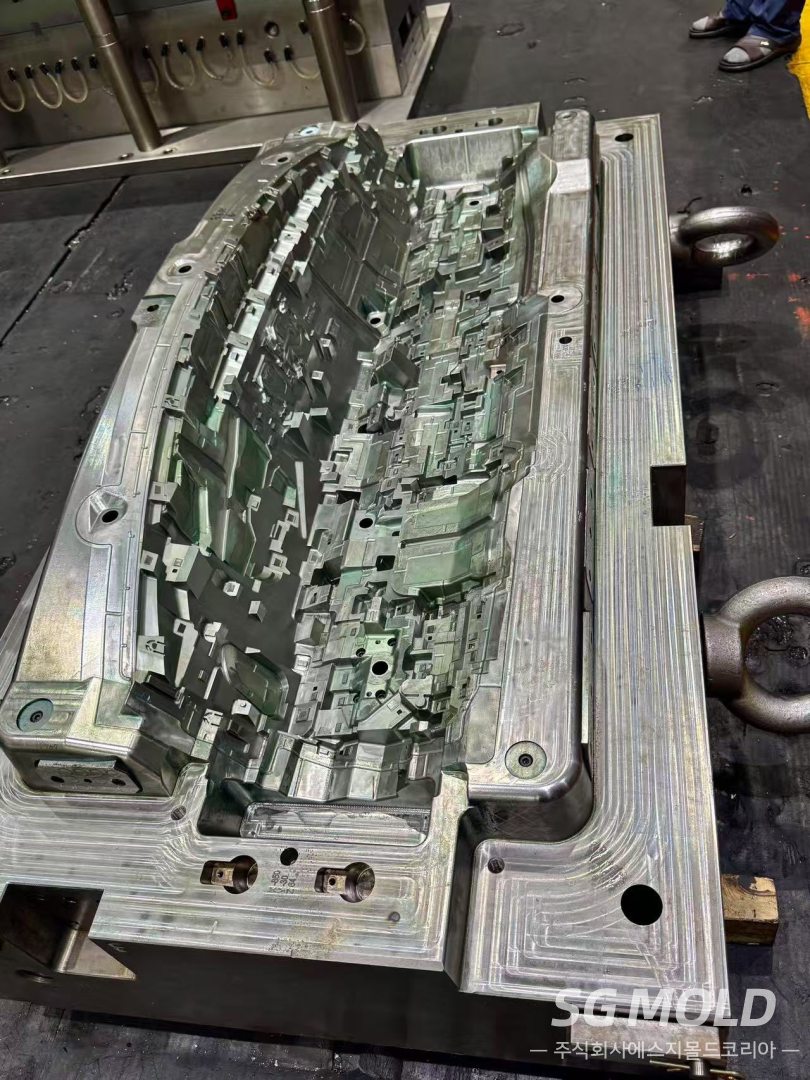 대형 사출 금형 코어 가공 | 고정밀 맞춤 제작